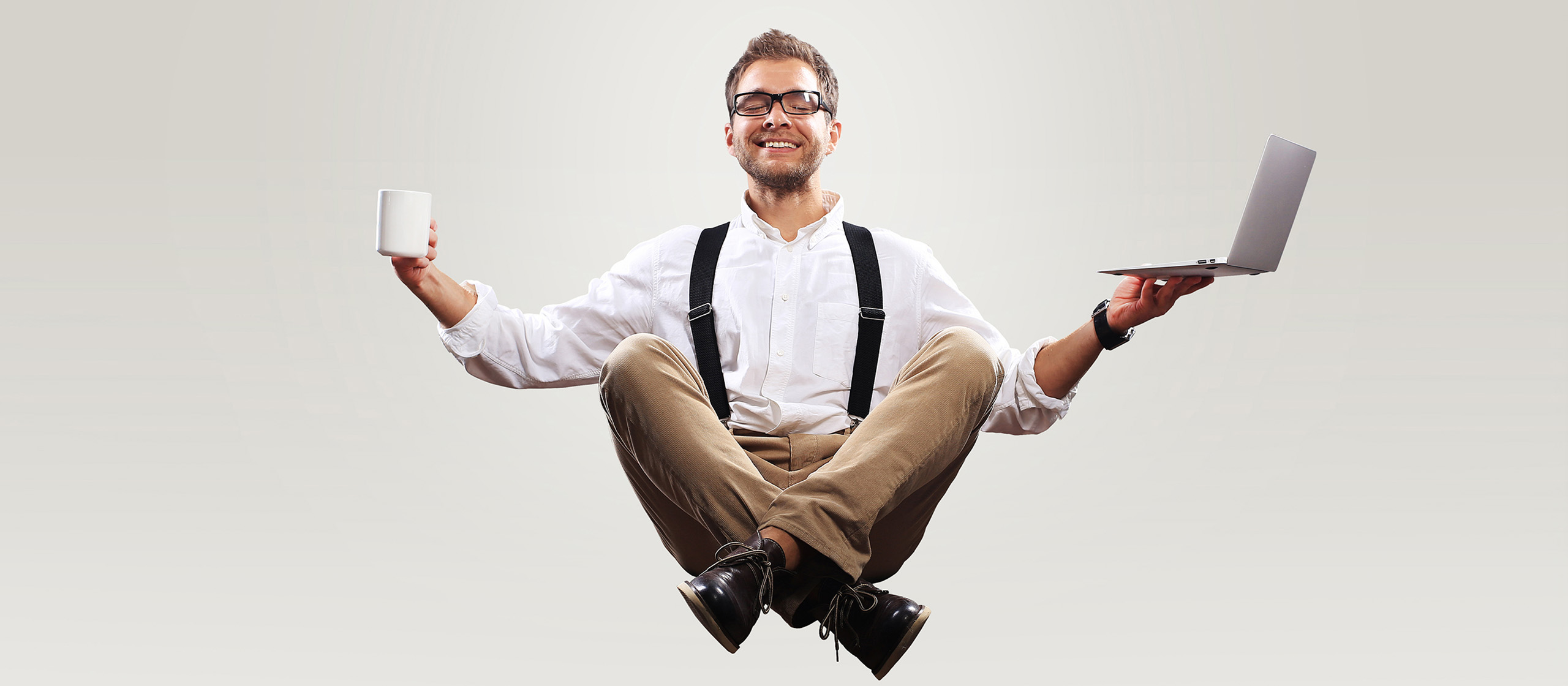 Voortdurende stress, een gebrek aan erkenning en middelen, een gebrekkige communicatie, een loon dat te wensen overlaat ... Redenen genoeg om niet gelukkig te zijn op het werk. Sommige werknemers wagen dan de overstap naar een ander bedrijf, terwijl voor anderen een burn-out lonkt. Toch hoeft het niet rampzalig af te lopen. Aan geluk kunnen we werken, zeker op de werkvloer. We lichten graag enkele concrete pistes toe.
