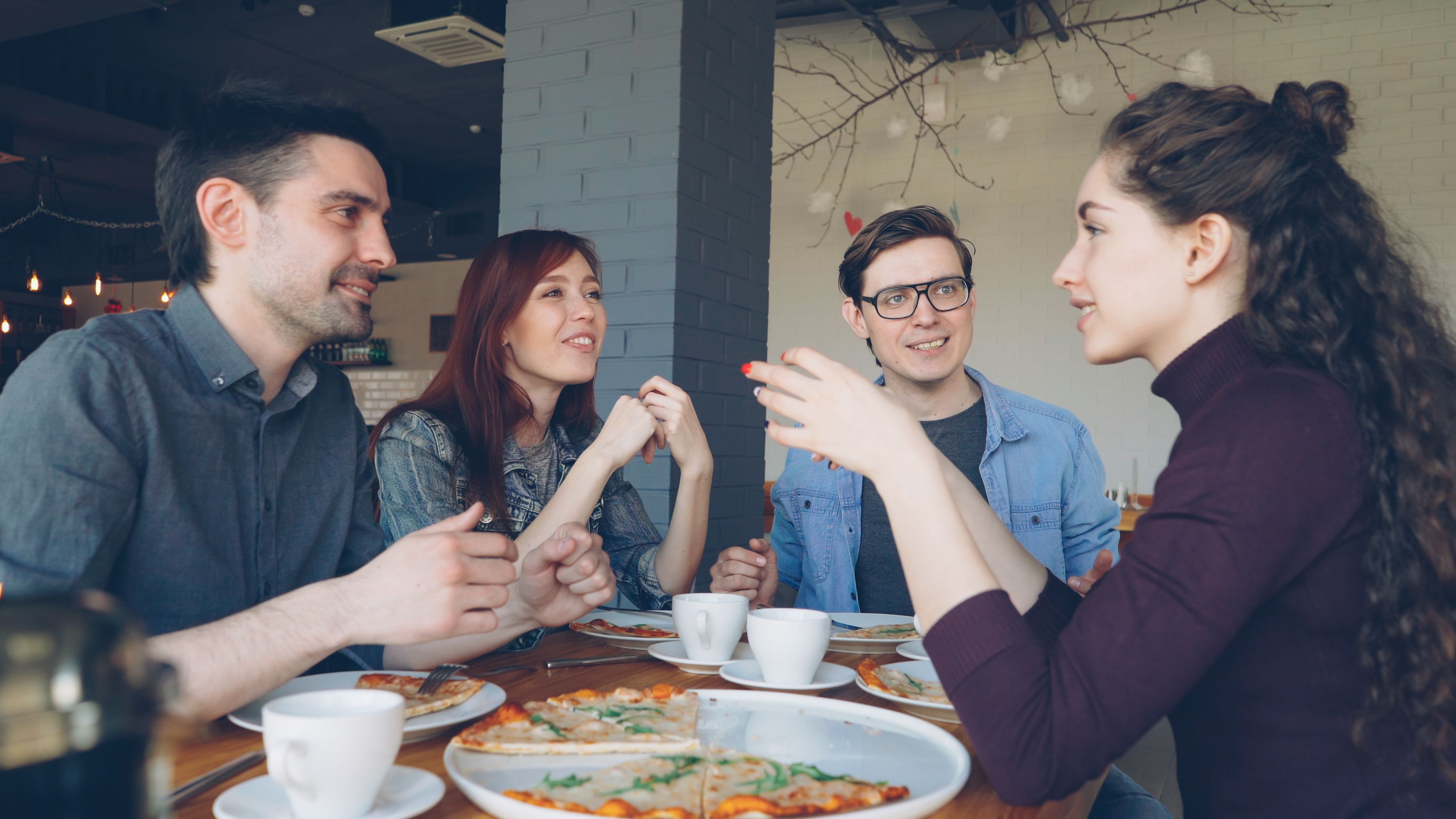 personnes partageant un lunch avec des chèques-repas