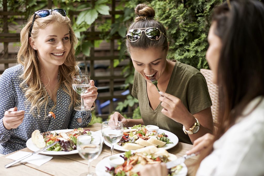 Meisjes die aan de restaurant eten